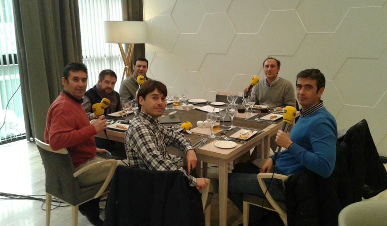 De izquierda a derecha, Florencio Ordóñez, Fran Ronquillo, Samuel Silva, Miguel Ángel Chazarri, Santi Ortega y Manolo Aguilar en el restaurante del hotel NH Plaza de Armas