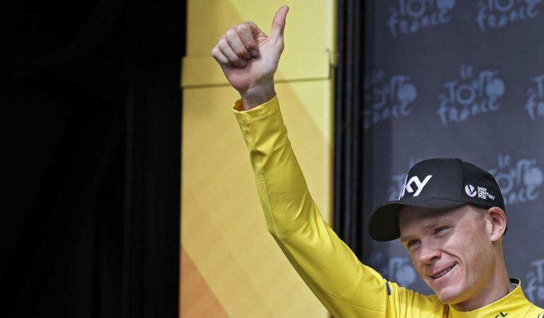 Chris Froome posa con el maillot amarillo en el podium del Tour