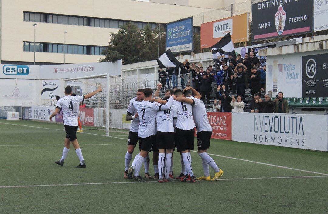 Els jugadors de l'Ontinyent 1931 celebren el gol de Víctor Revert// Foto: Ontinyent 1931