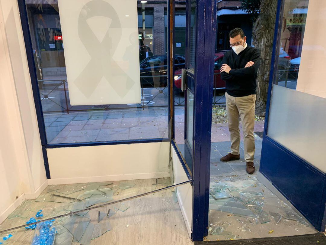 El portavoz del Partido Popular en Getafe, Carlos González Pereira, observa los destrozos causados en la sede local.