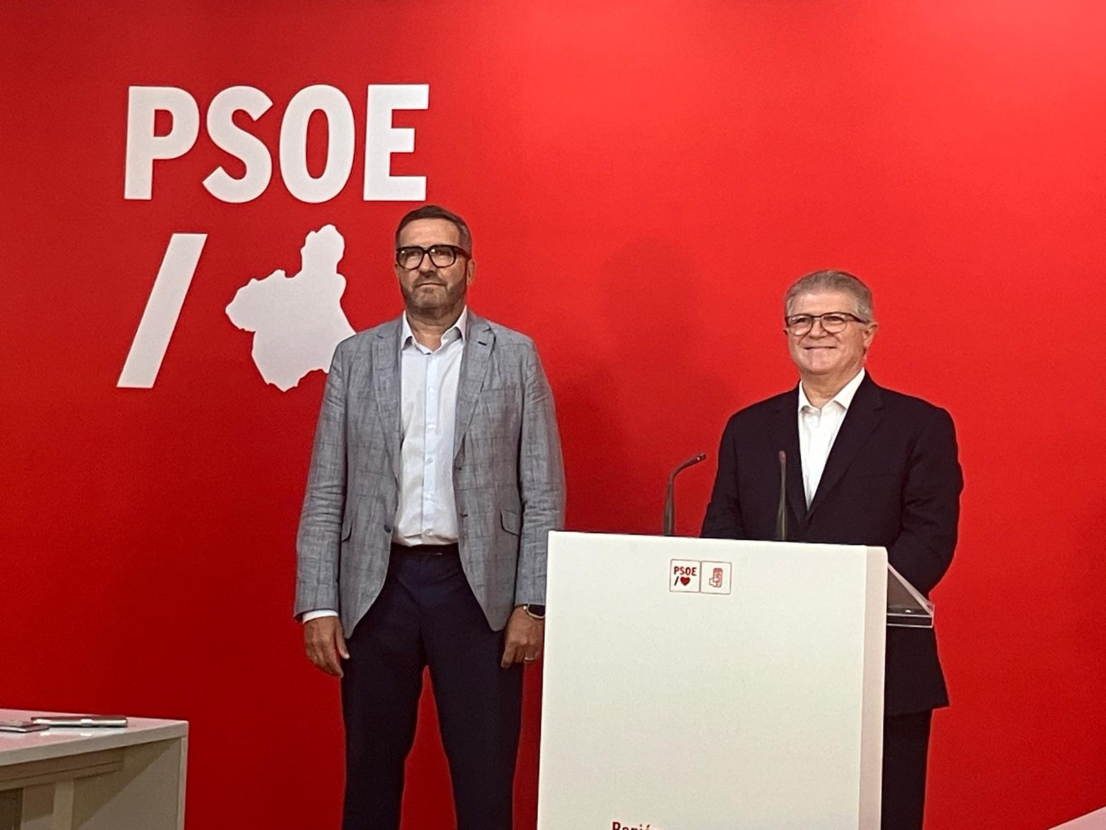 El presidente de CROEM, Miguel López Abad, y el secretario general del PSRM-PSOE, José Vélez, comparecen ante la prensa