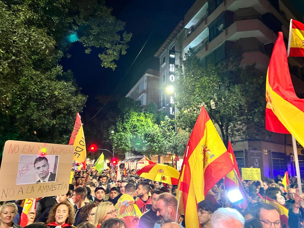 Protesta en Murcia frente a la sede del PSOE