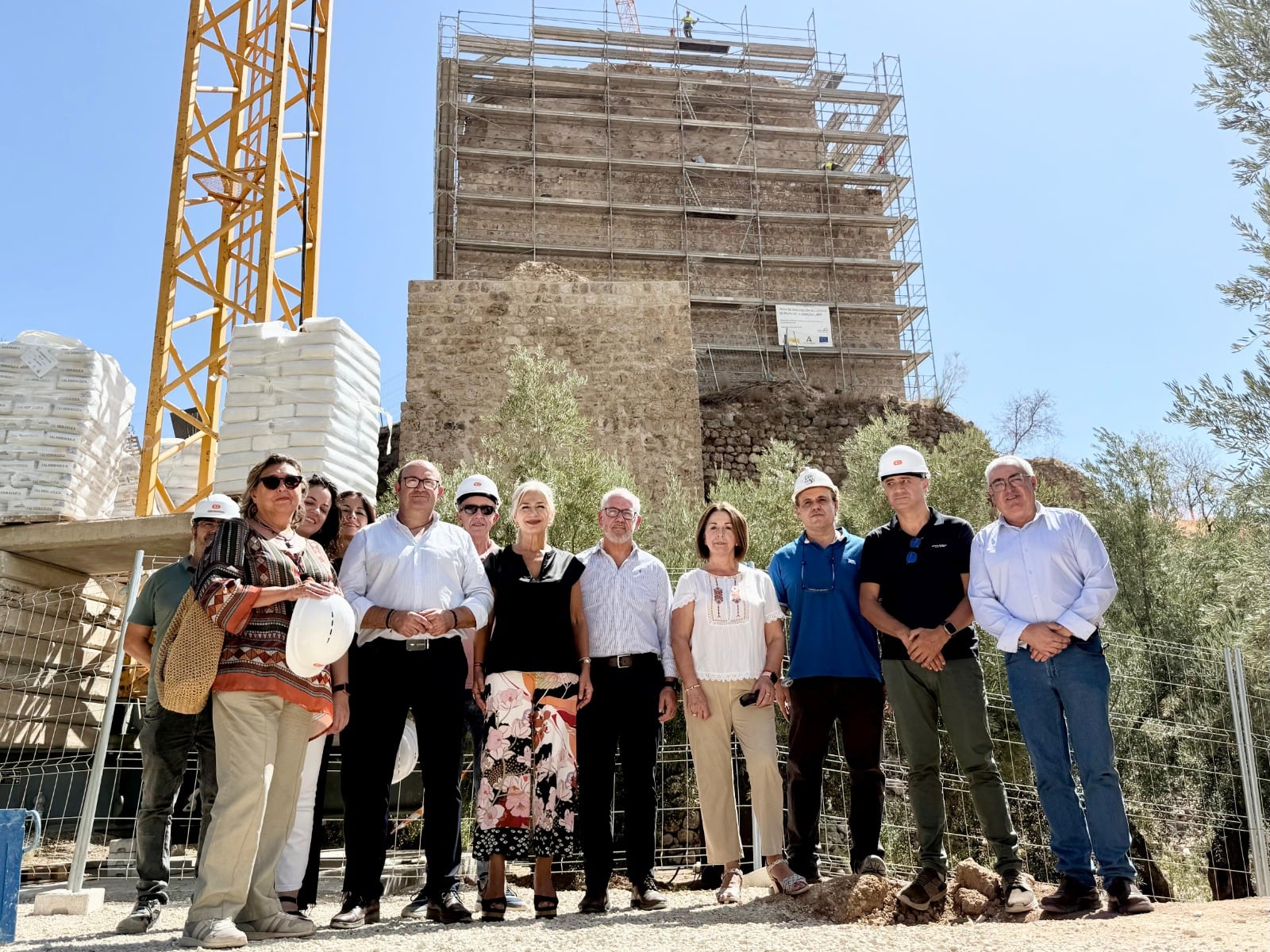 Momento de la visita de la Consejera de Cultura, Patricia del Pozo, al Castillo de Bélmez de la Moraleda, acompañada por delegado de la Junta, alcalde y concejales