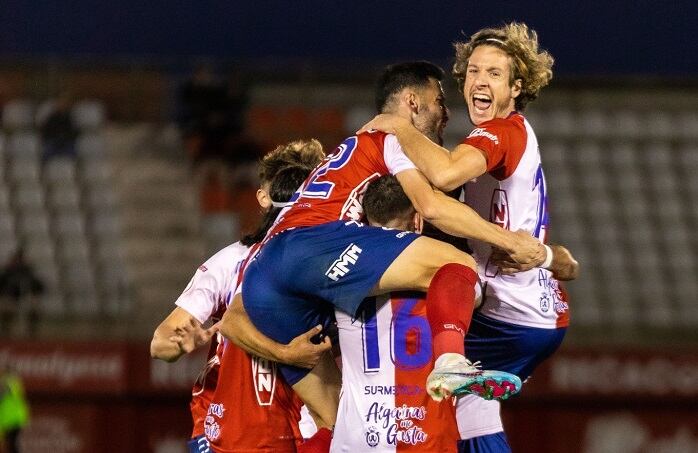 La plantilla celebra un gol