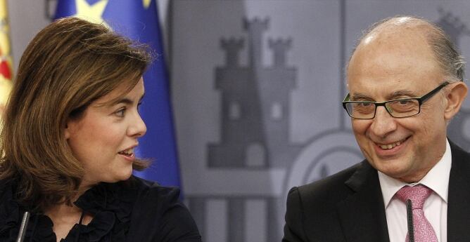 La vicepresidenta del Gobierno, Soraya Sáenz de Santamaría, y el ministro de Hacienda y Administraciones Públicas, Cristobal Montoro, durante la rueda de prensa posterior al Consejo de Ministros.