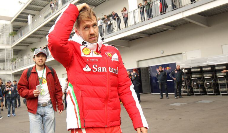 Vettel camina por boxes en México