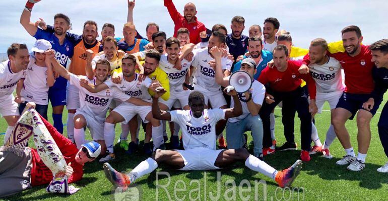 Los futbolistas celebran la clasificación para el playoff después del partido.