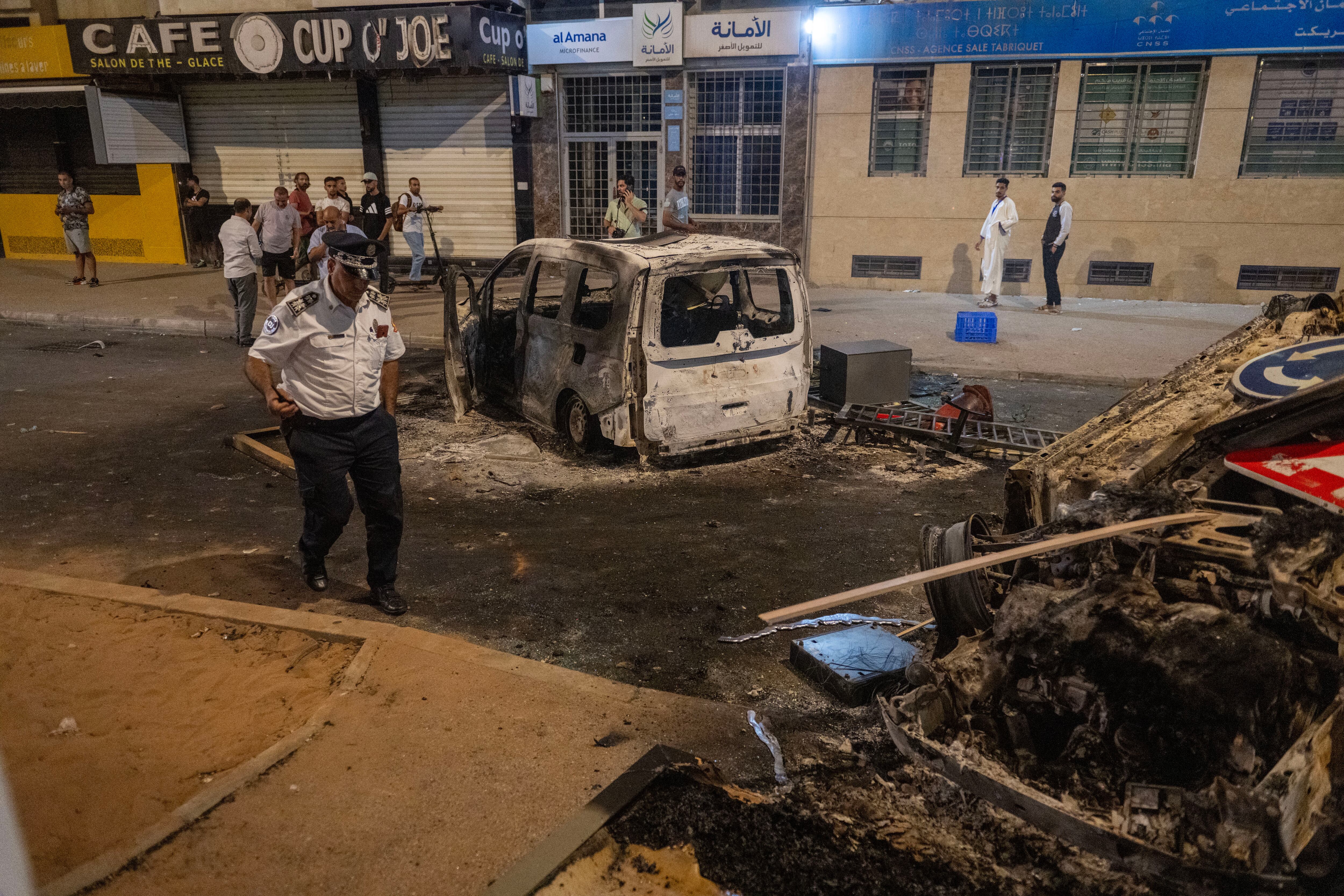 Un vehículo calcinándose durante las protestas lideradas por jóvenes que exigen reformas sanitarias y educativas