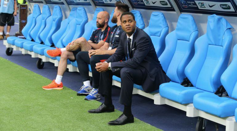 Kluivert se sienta en el banquillo del PSG