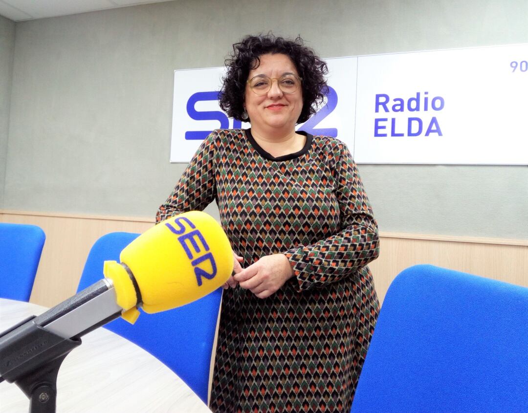 La farmacéutica Virtudes Hernández en Radio Elda