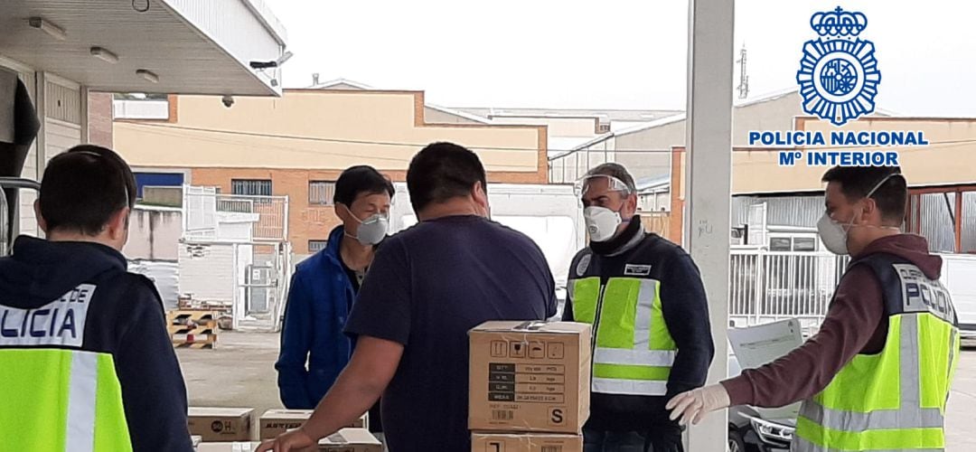 Momento de la intervención de los artículos sanitarios por parte de la Policía Nacional