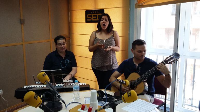 La soprano onubense Concepcíón Arrayá, acompañada por Rubén Sánchez al piano y Roberto Curiel a la guitarra