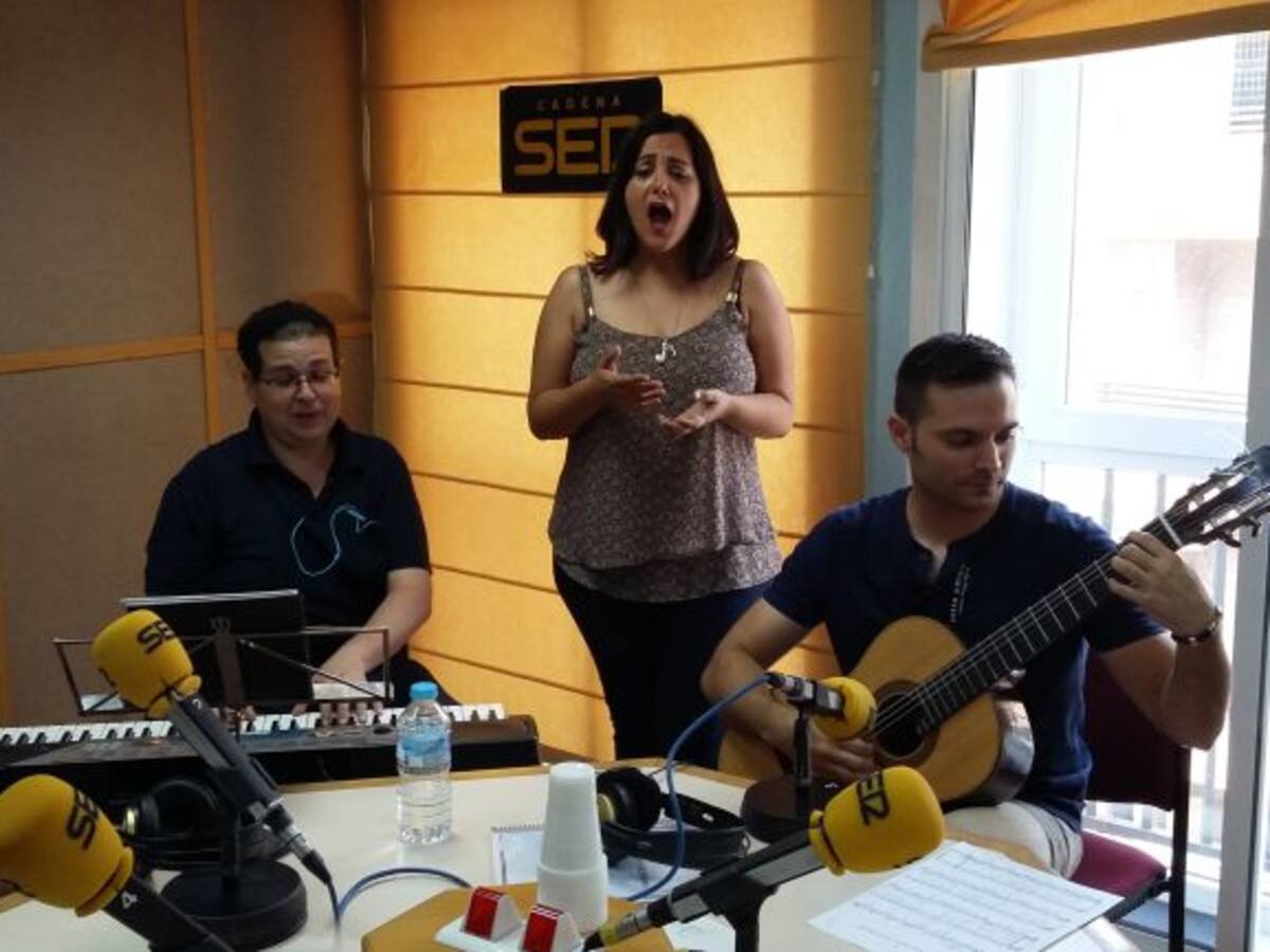 La soprano onubense Concepción Arrayá, canta en directo en Hoy por Hoy Huelva