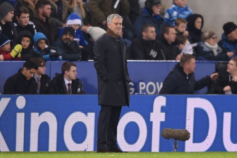 Mourinho lamentándose durante el partido ante el Leicester