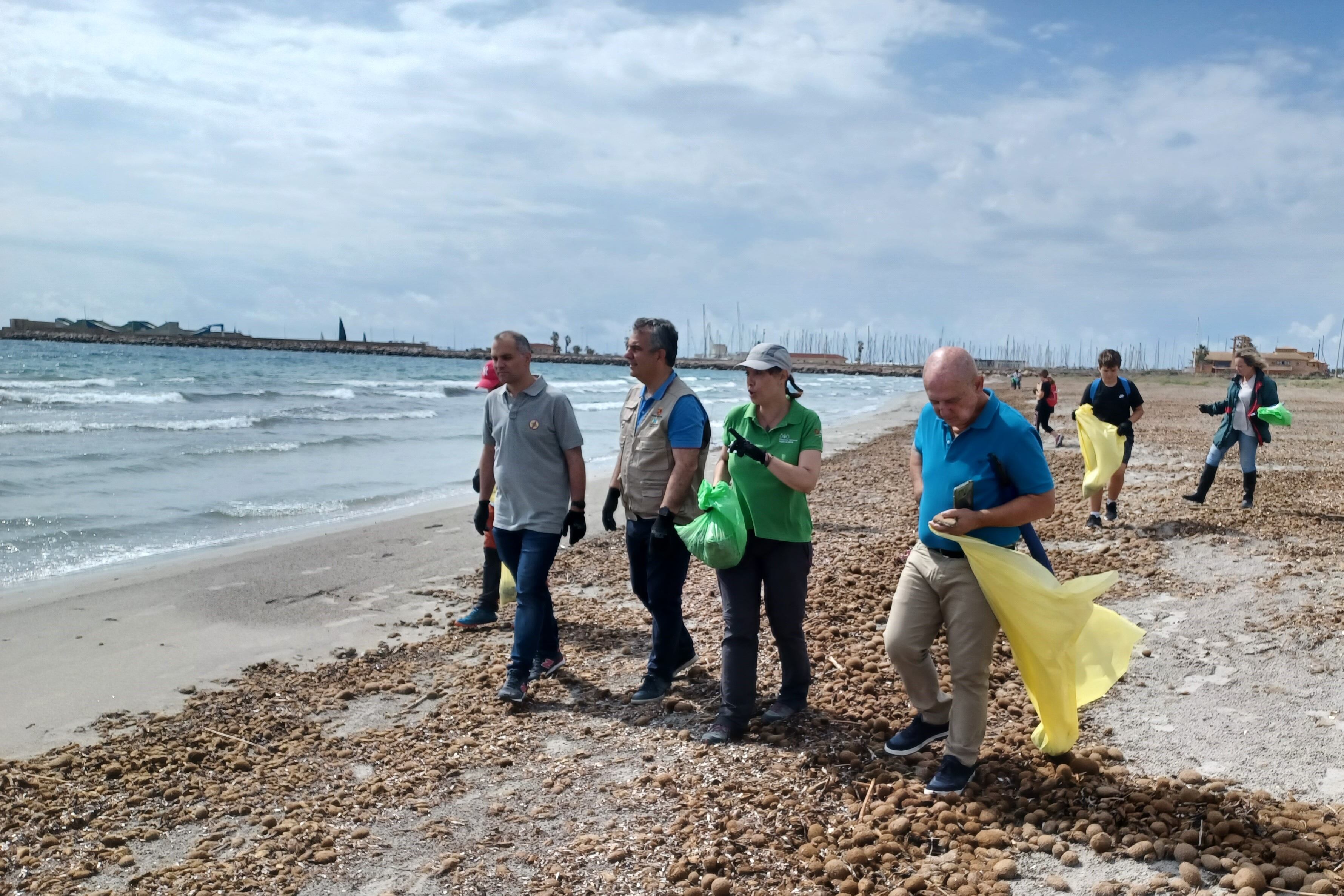 El consejero en funciones de Medio Ambiente, Mar Menor, Universidades e Investigación, Juan María Vázquez, participa en la campaña ‘1m2 contra la basuraleza’