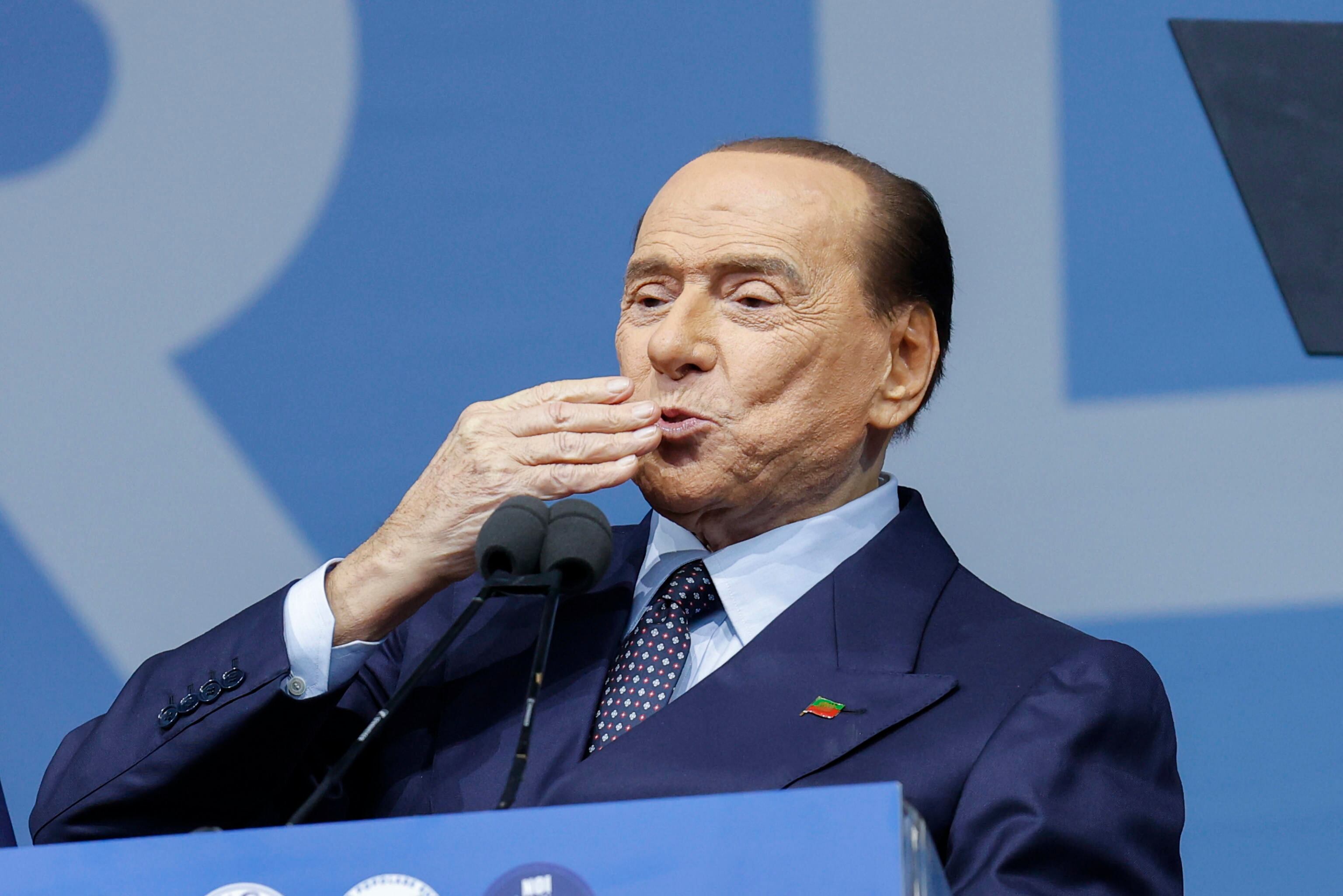 El presidente del partido italiano &#039;Forza Italia&#039;, Silvio Berlusconi, asistió este jueves al mitin de clausura de centro-derecha de la campaña para las elecciones generales en la Piazza del Popolo, en Roma