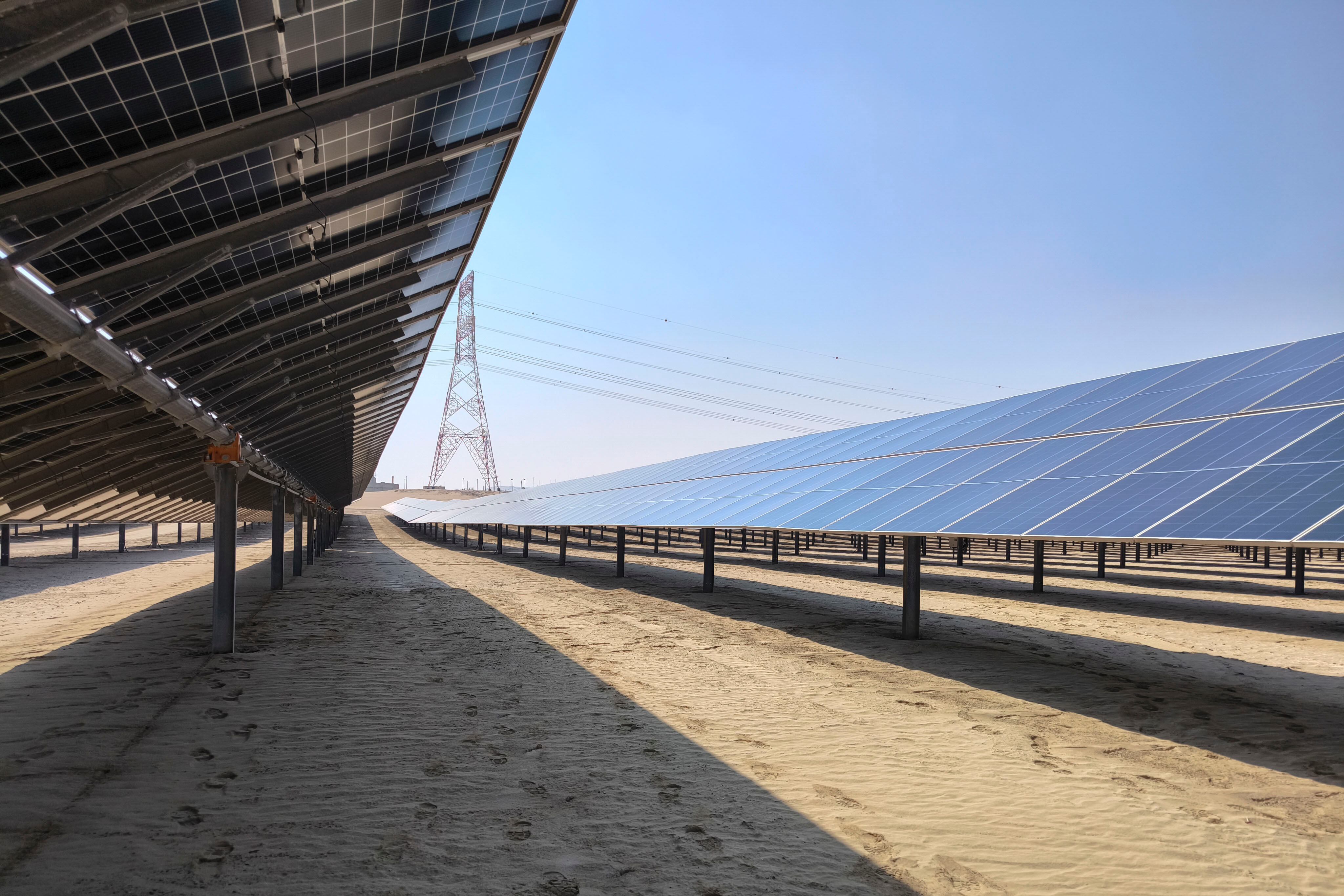 ABU DABI, 12/01/2026.- Vista de la planta solar Al Dhafra Solar PV2, la mayor planta fotovoltaica del mundo en un mismo espacio, situada a las afueras de Abu Dabi, que ha acogido hasta este lunes la 16ª Asamblea General de la Agencia Internacional de Energía Renovable (IRENA). EFE/Isaac J. Martín