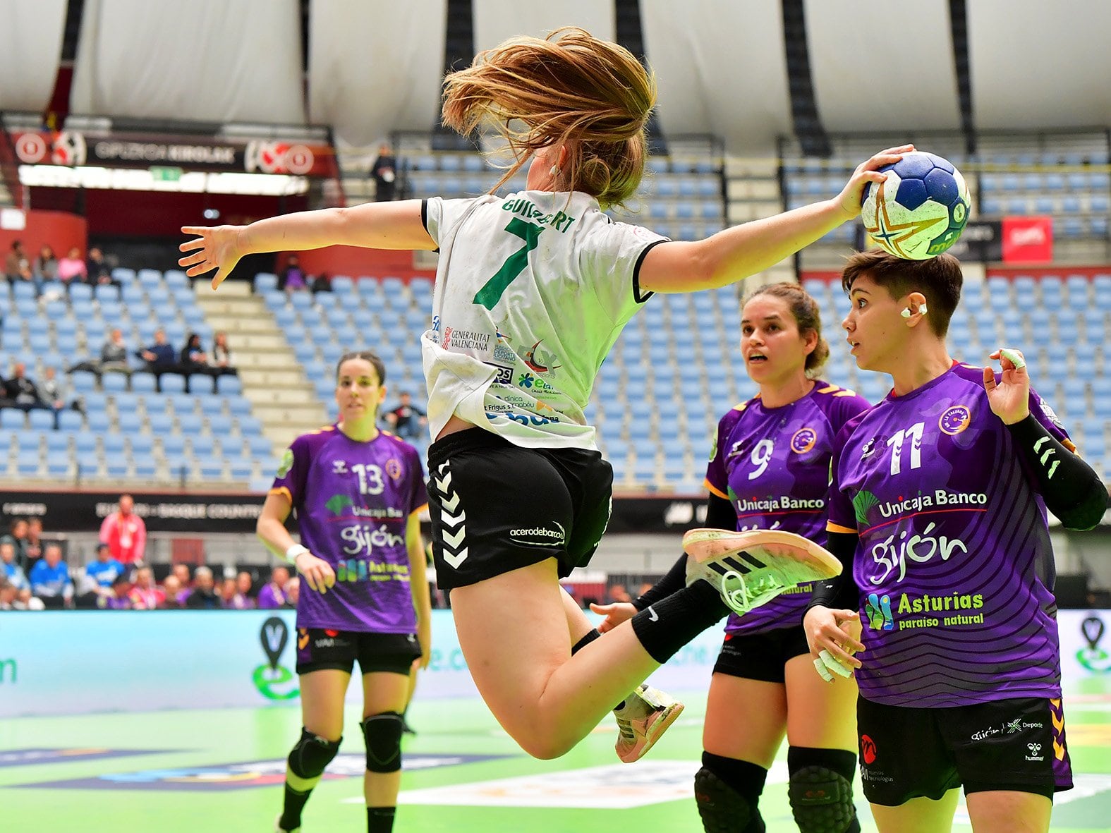 La jugadora del Elche Celia Guilabert lanza a portería en el partido ante el Gijón