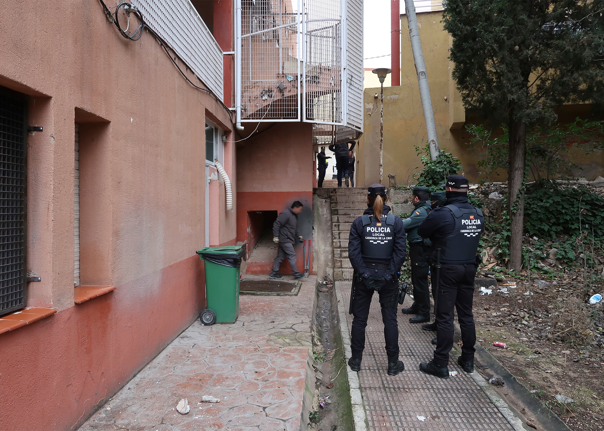 Agentes de la Policía Local de Caravaca y Guardia Civil durante la operación contra el fraude en el suministro eléctrico y de agua