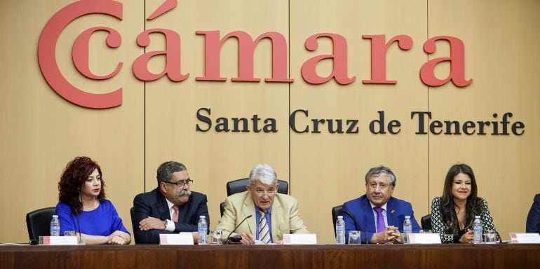 (De izquierda a derecha) la presidenta de la Zona Especial Canaria, Beatriz Barrera; el viceconsejero de Acción Exterior del Gobierno de Canarias, Pedro Rodríguez Zaragoza; el presidente de la Cámara de Comercio de Santa Cruz de Tenerife, José Luis García