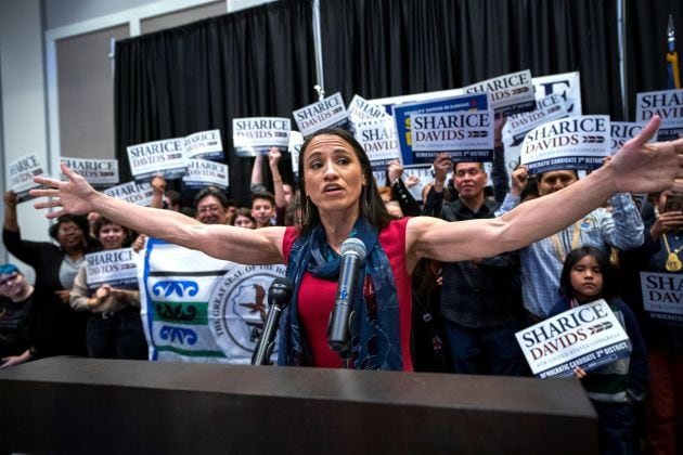 Sharice Davids, exluchadora de arte marcial mixta y abogada, es la primera mujer nativa americana y además la primera lesbiana elegida para el Congreso.