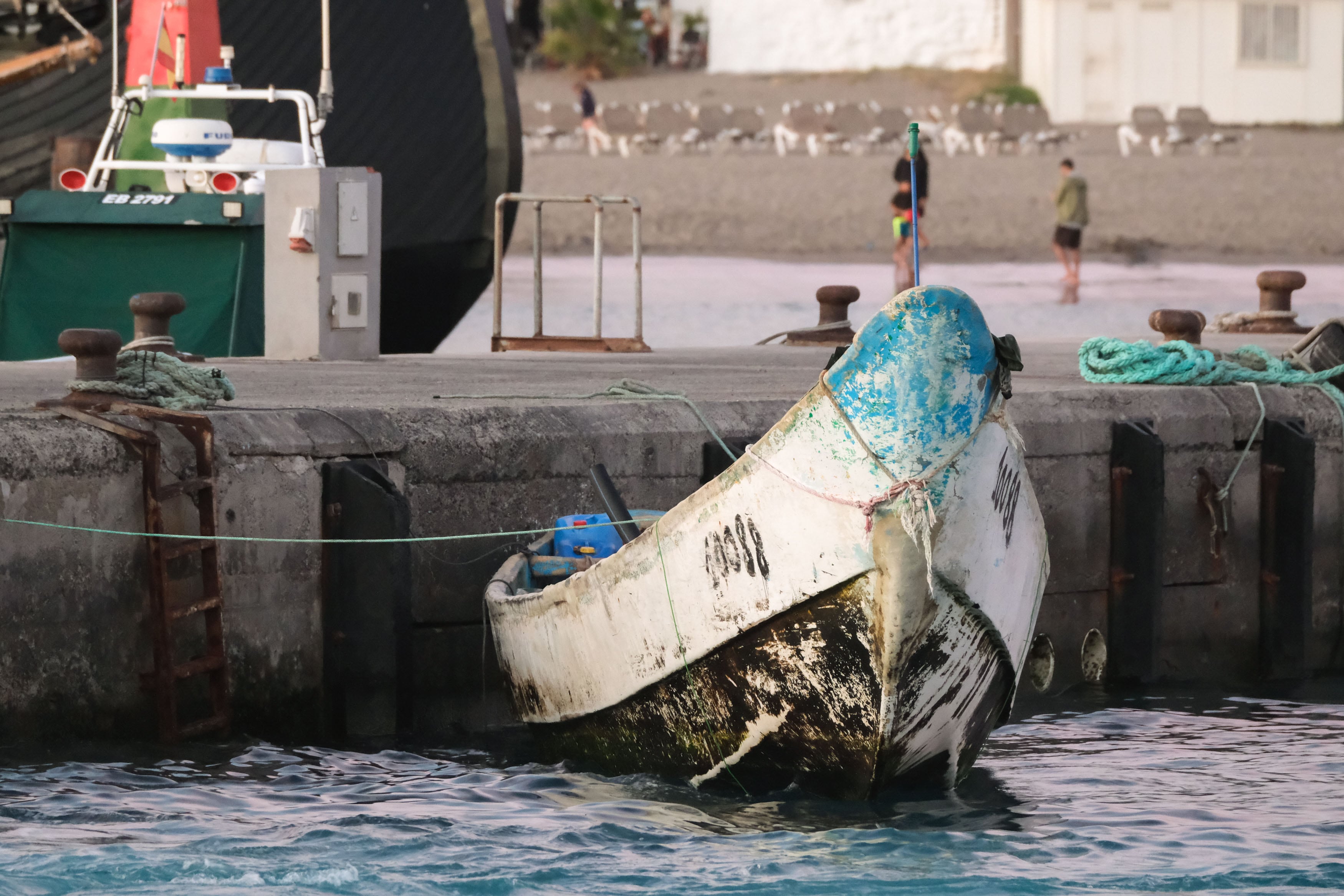 Detalle de un cayuco atracado en el puerto de Los Cristianos, Tenerife 