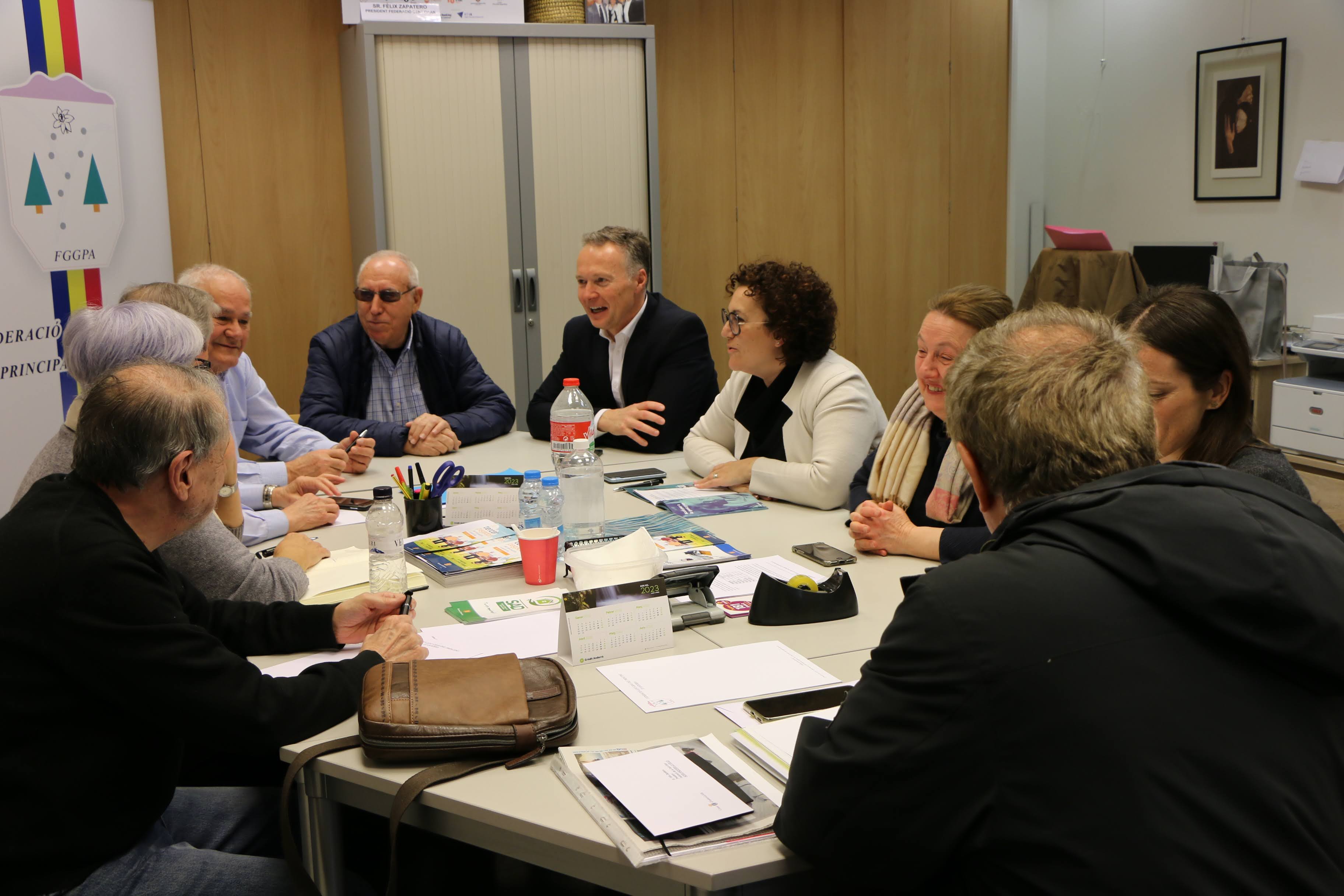 La candidata d'Acció Judith Pallarès amb els representant de la Federació d'Associacions de la gent gran