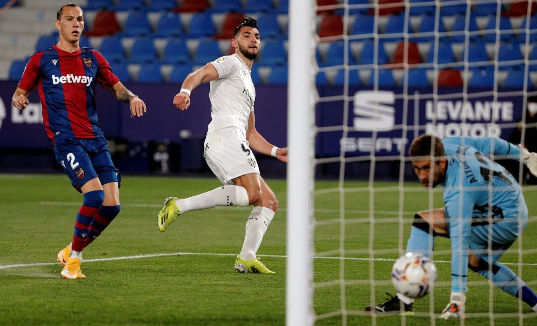 El jugador del Huesca Rafa Mir, marca gol ante el portero del Levante Aitor Fernández