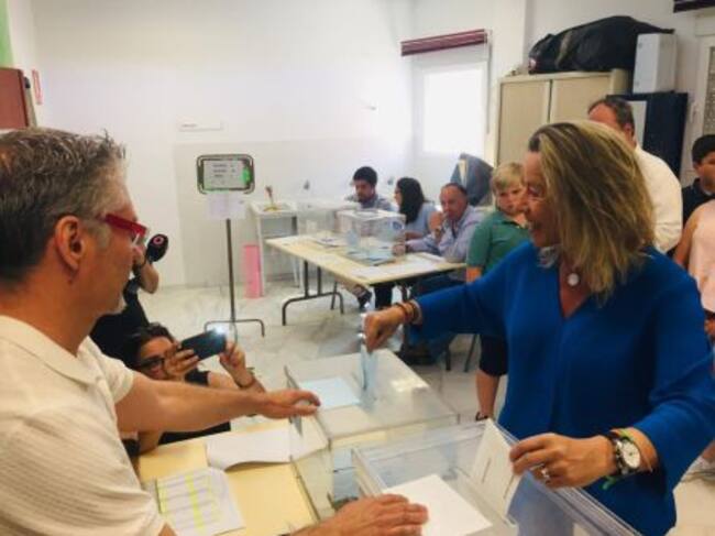 La candidata de C's, Isabel Albás, durante la mañana de votación