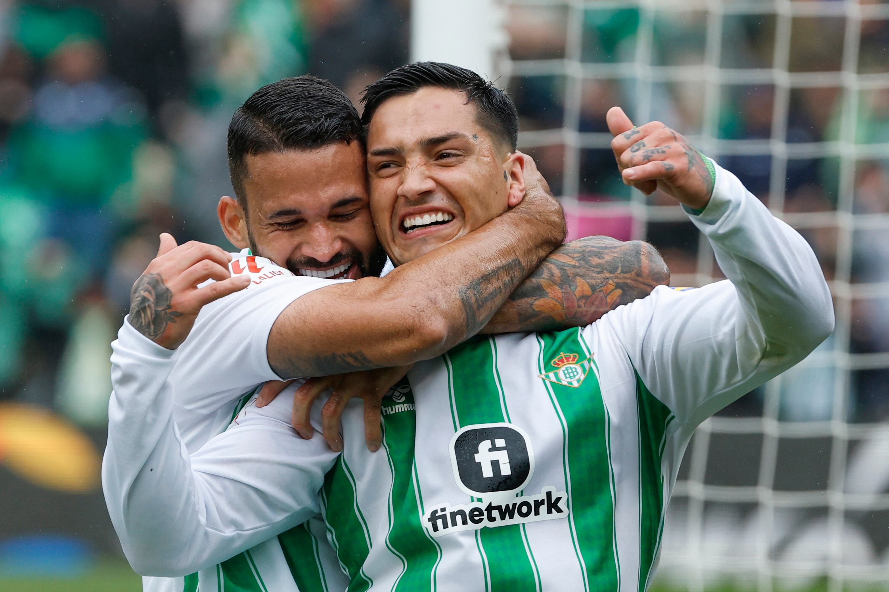 SEVILLA, 25/02/2024.- El delantero argentino del Betis Chimy Ávila (d) celebra el primer gol de su equipo durante el partido de la Jornada 26 de LaLiga que Betis y Athletic disputan este domino en el estadio Benito Villamarín. EFE/ Julio Muñoz