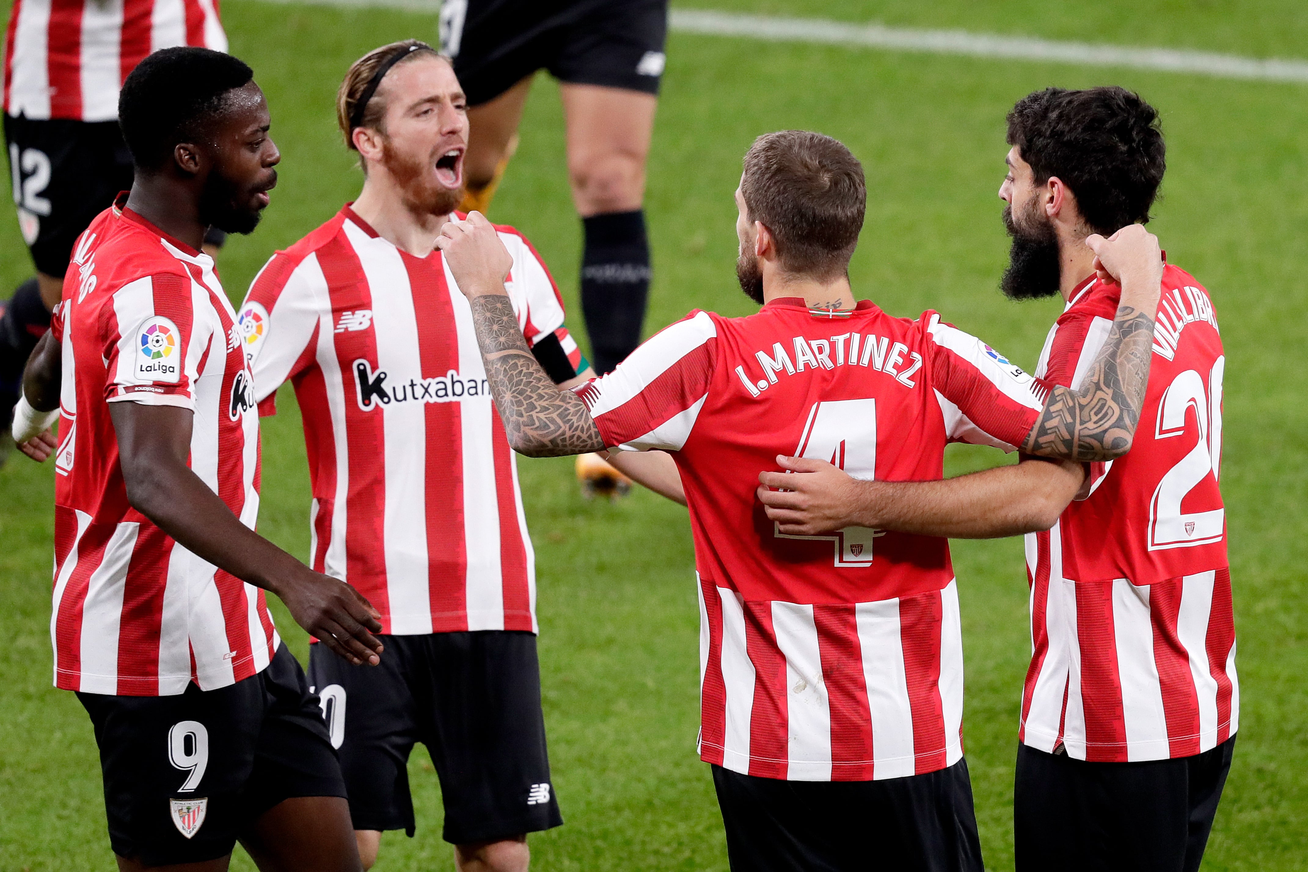 Villalibre e Iñigo Martínez celebran junto a Iker Muniain e Iñaki Williams un gol en San Mamés