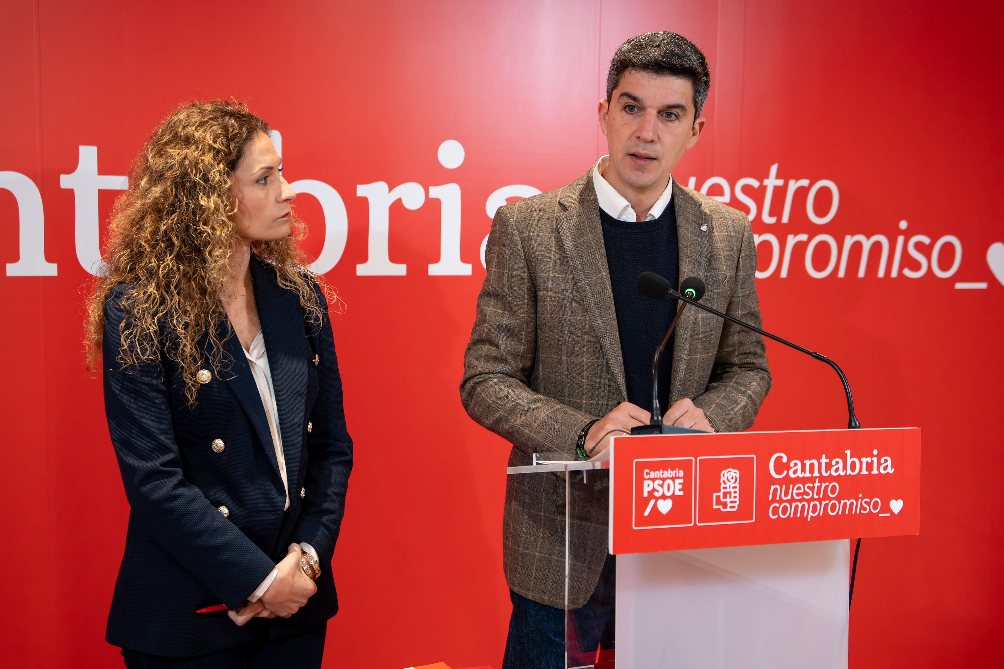 El portavoz socialista en Santander, Daniel Fernández, comparece este sábado para pedir la dimisión de Gema Igual acompañado de Ainoa Quiñones, portavoz del PCS-PSOE.