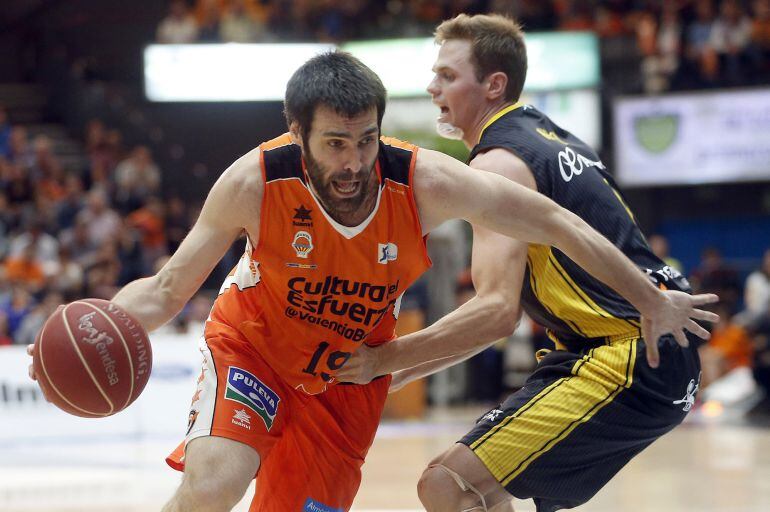 El alero del Valencia Basket, Fernando San Emeterio, trata de vencer la oposición del ala-pívot del Iberostar Tenerife, Will Hanley, durante el partido de la jornada 29 de la liga Endesa de baloncesto que disputan esta tarde en el pabellón Fuente San Luis