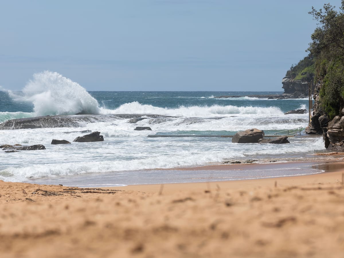 Un niño de 13 años se convierte en un "héroe" en Australia tras nadar durante cuatro horas para salvar a su familia