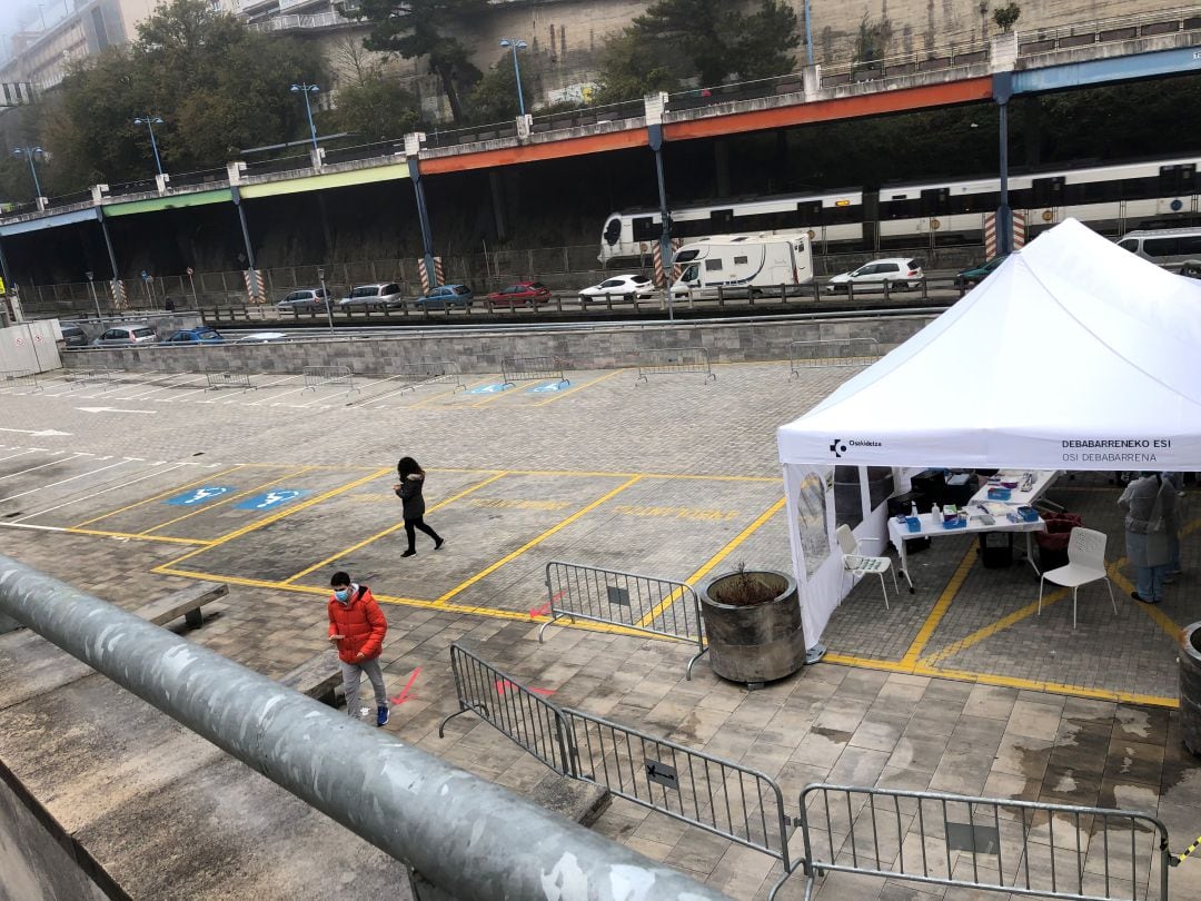 Carpa situada en el parking del hospital de Eibar, en la que se realizan las pruebas PCR 