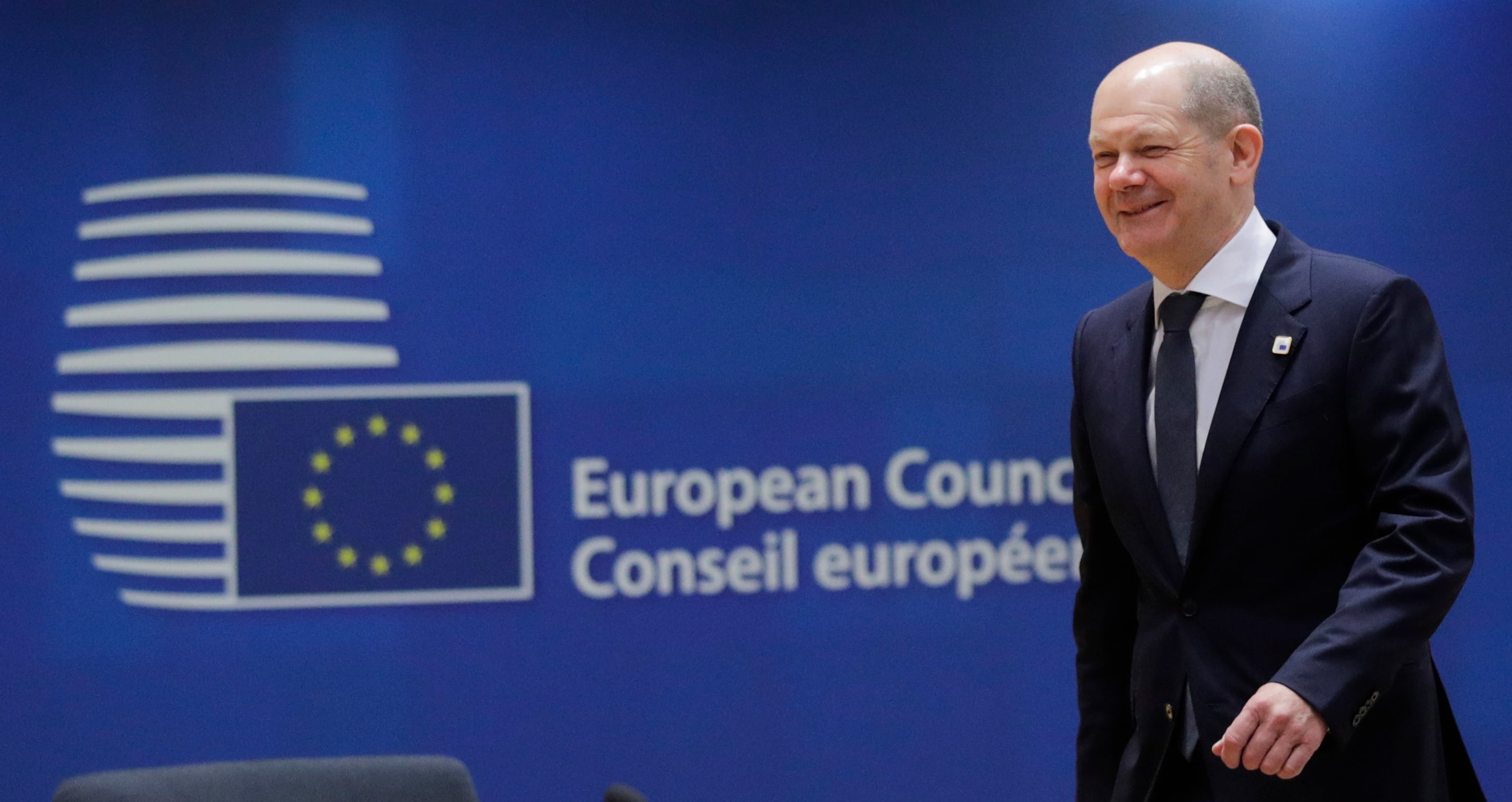 El canciller alemán Olaf Scholz llega a la reunión del Consejo Europeo en Bruselas