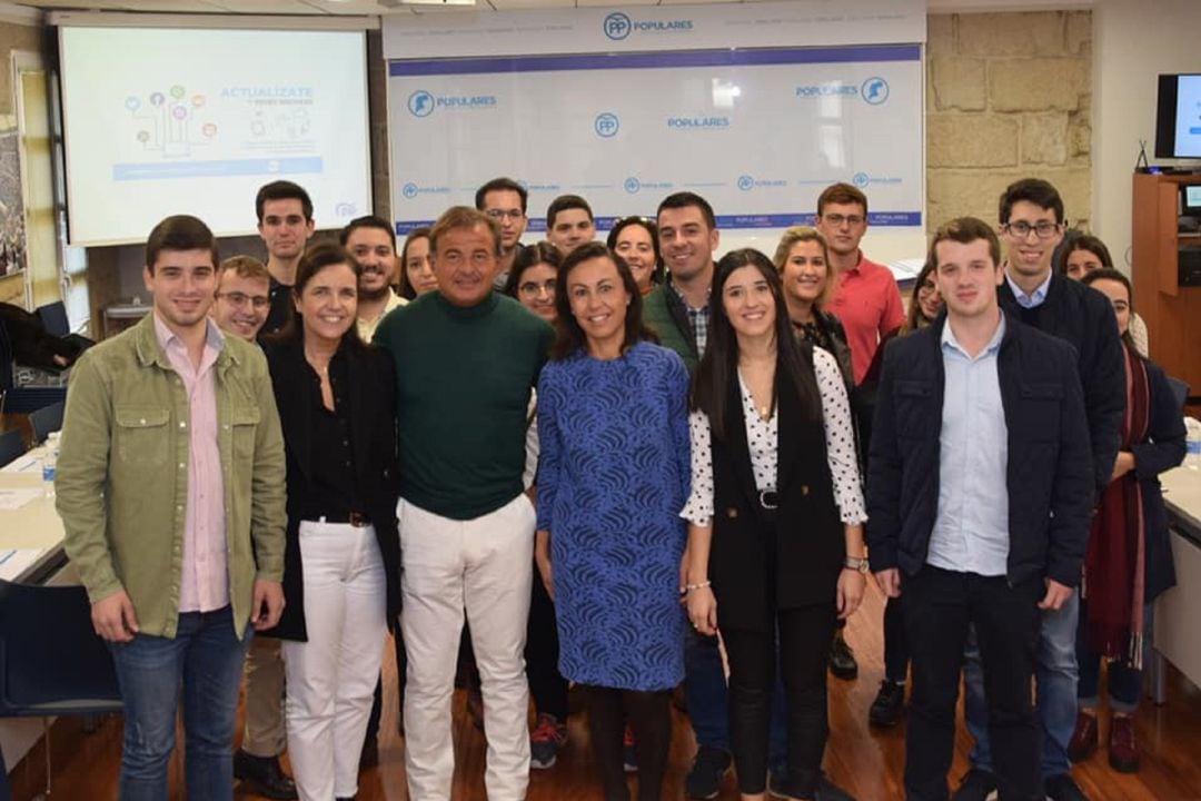 Ana Cristina Pérez, segunda por la derecha, junto a María Ramallo, Javier Guerra o Pilar Rojo en un acto del PP.