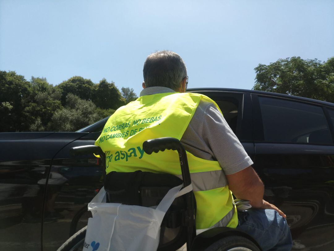 Imagen de archivo de otra campaña con voluntarios de ASPAYM colaborando con la DGT