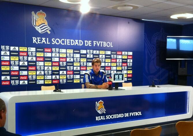 Iñigo Martinez atiende a los medios de comunicación en Zubieta.