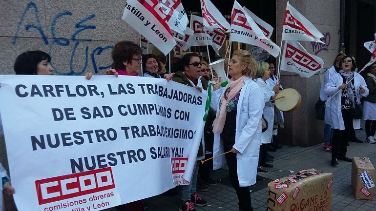 Protestas frente a la sede de Carflor en Ponferrada
