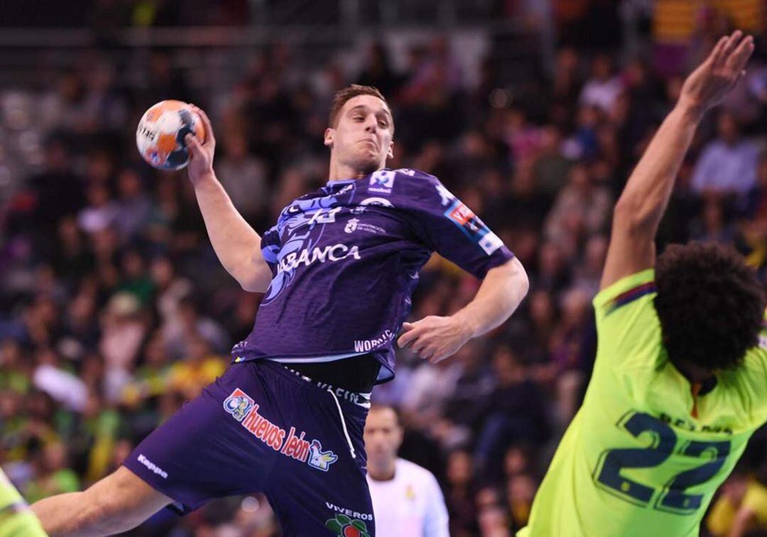 Ligatveri intenta un lanzamiento a puerta