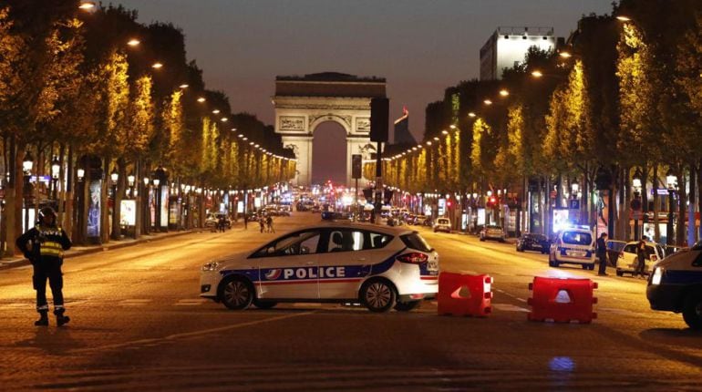 Imagen del atentado en los Campos Eliseos de París el pasado 20 de abril.