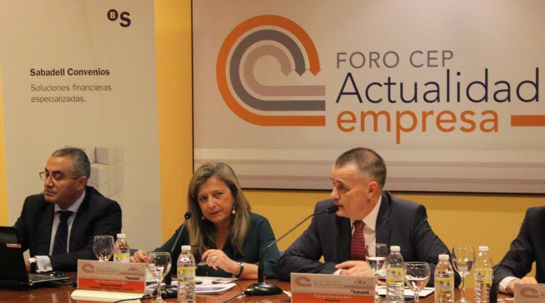 La delegada de Zona Franca de Vigo, Teresa Pedrosa y el presidente de la CEP, Jorge Cebreiros