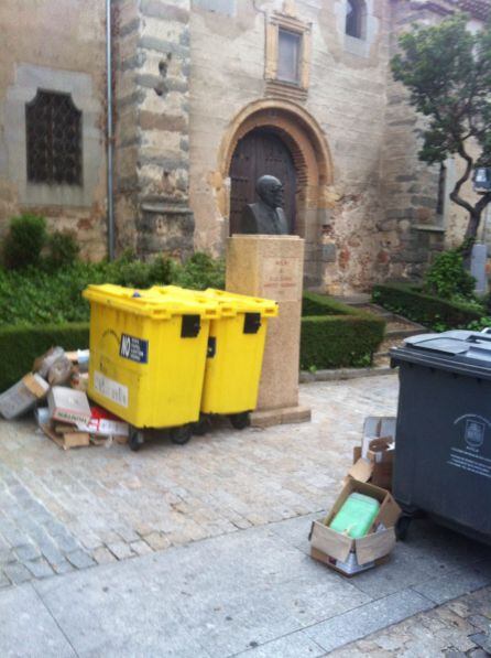 Contenedores junto al busto de Claudio Sánchez Albornoz