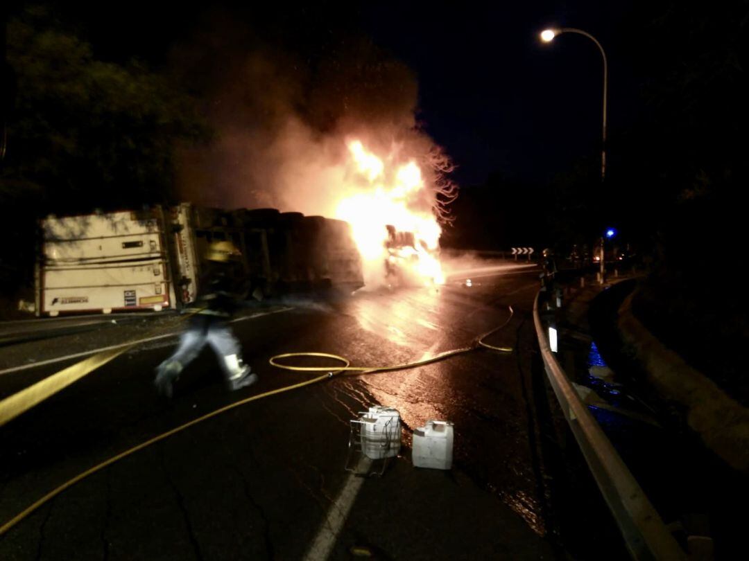 Intervención de los bomberos de Málaga en el incendio de un camión este domingo