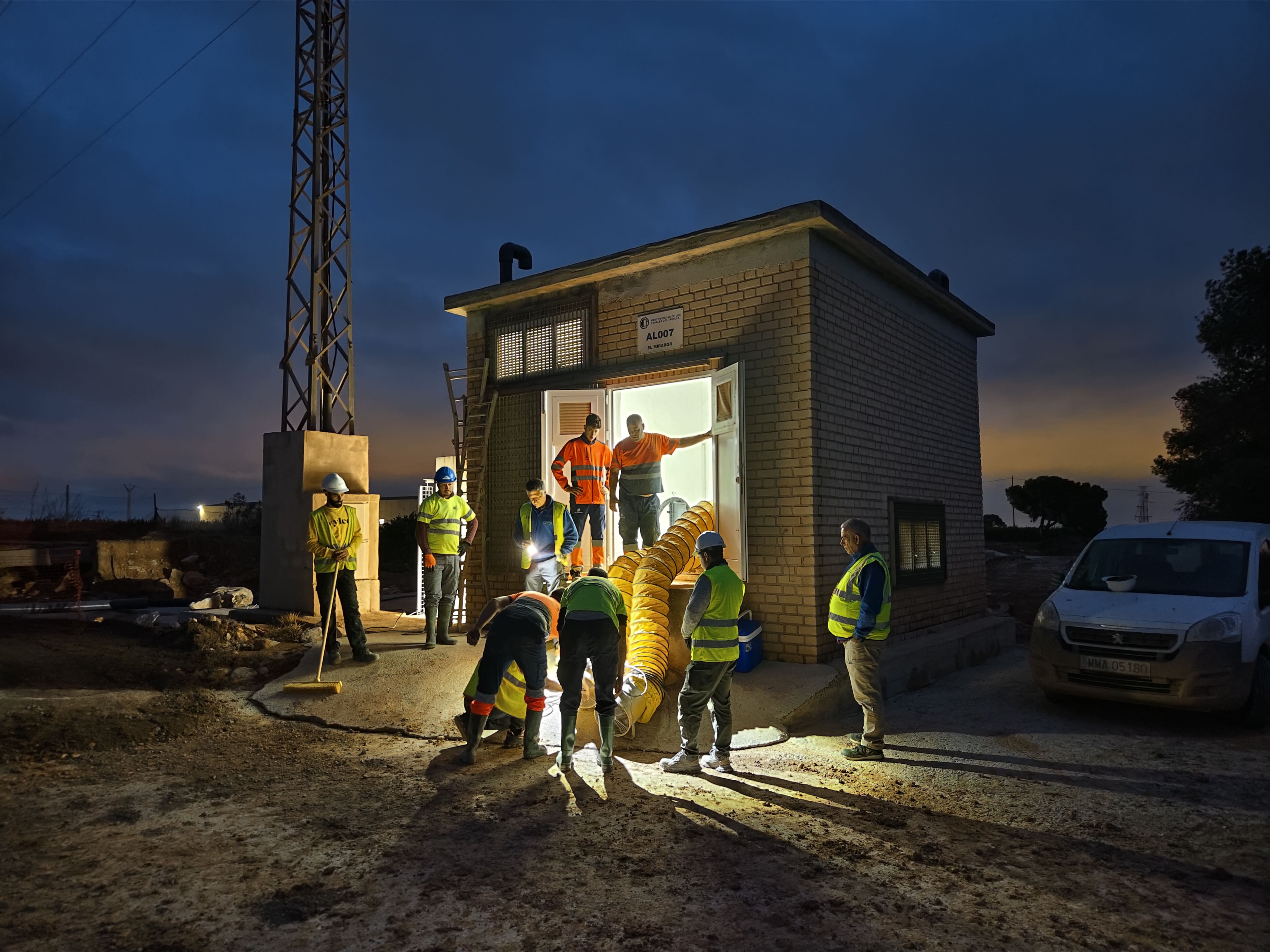 Trabajadores de la MCT trabajan para restablecer el abastecimiento de agua potable