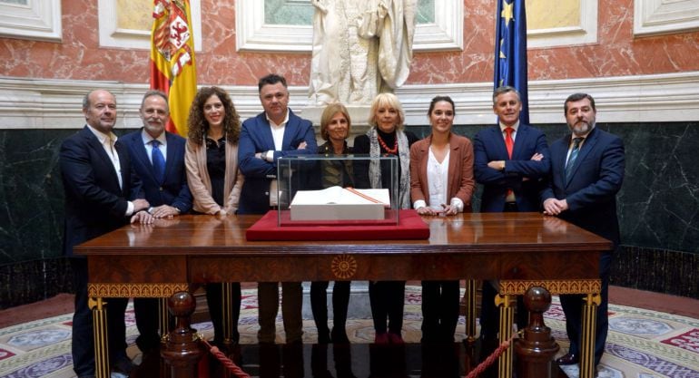 De izda a dcha, Juan Carlos Campo (PSOE), Salvador de la Encina (PSOE), Miriam Alconchel (PSOE), Juan Antonio Delgado (Podemos), María José García Pelayo (PP), Teófila Martínez (PP), Noelia Vera (Podemos), Javier Cano (Ciudadanos) y Alfonso Candón (PP) po