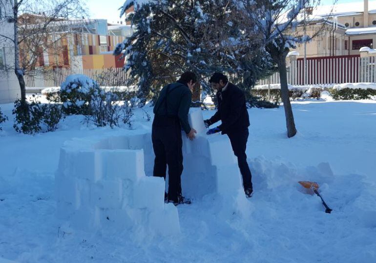 Profesores y alumnos del centro han participado en la construción de este iglú en el patio del centro