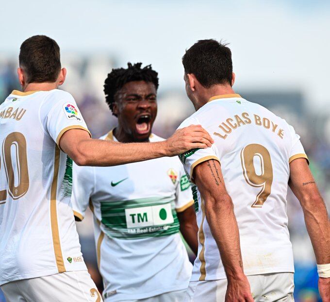 Lucas Boyé celebra su gol con John y con Gerard Gumbau