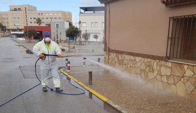 Un operario en tareas de desinfección.